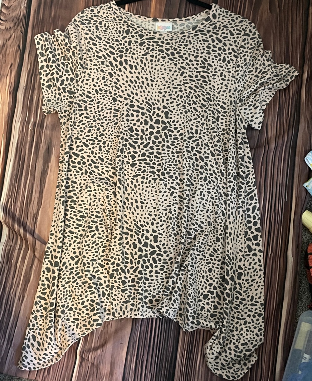 LuLaRoe Melissa Women’s Leopard Print Short Sleeve Tunic Top